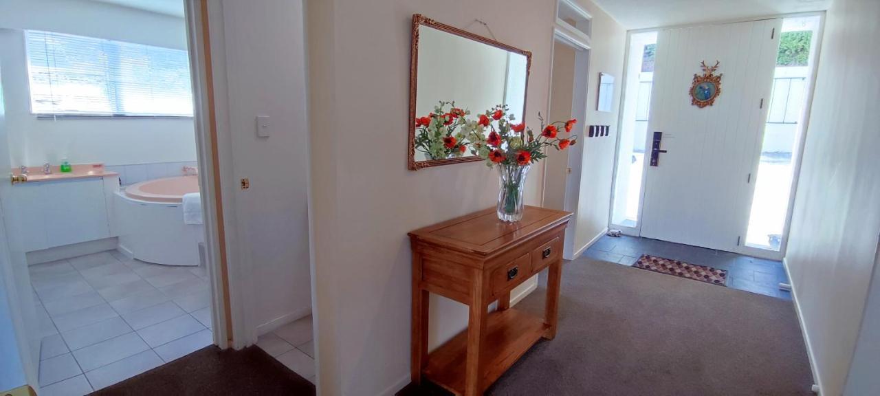 Spacious Home With Awesome Lake Views Queenstown Ngoại thất bức ảnh